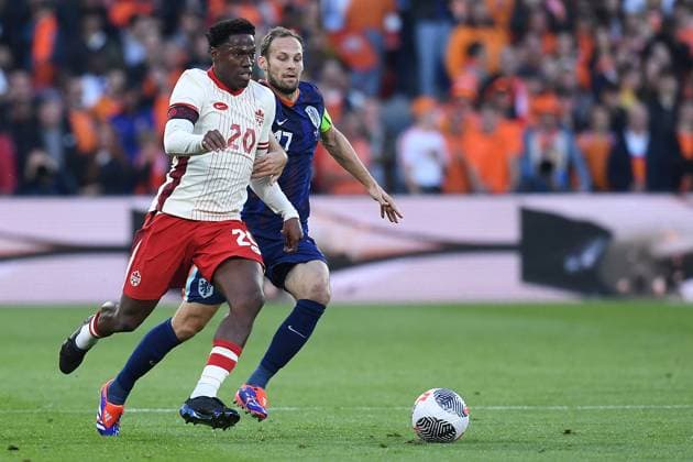 Fußball Länderspiel Niederlande - Kanada am 06.06.2024 im Feyenoord Stadium in Rotterdam Jonathan David ( Kanada ), vorne - Daley Blind ( Niederlande ), hinten