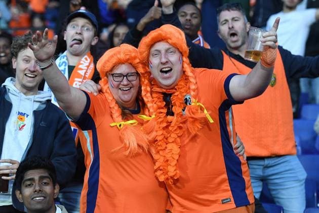 Fußball Länderspiel Niederlande - Kanada am 06.06.2024 im Feyenoord Stadium in Rotterdam Zwei Fans der Niederlande