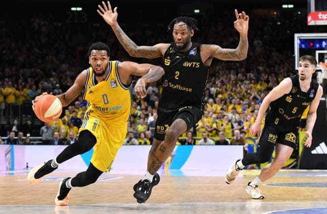 Sport Themen der Woche KW23 Sport Bilder des Tages Sterling Brown (ALBA Berlin, 0) GER, Alba Berlin gegen Niners Chemnitz, basketball, easyCredit Basketball Bundesliga, Saison 2023 2024, Playoff-Halbfinale, Spiel 5, 06.06.2024 GER, Alba Berlin gegen Niners Chemnitz, basketball, easyCredit Basketball Bundesliga, Saison 2023 2024, Playoff-Halbfinale, Spiel 5, 06.06.2024 Berlin *** Sterling Brown ALBA Berlin, 0 GER, Alba Berlin vs Niners Chemnitz, basketball, easyCredit Basketball Bundesliga, 2023 2024 season, playoff semi-final, game 5, 06 06 2024 GER, Alba Berlin vs Niners Chemnitz, basketball, easyCredit Basketball Bundesliga, 2023 2024 season, playoff semi-final, game 5, 06 06 2024 Berlin Copyright: xEibner-Pressefoto RyanxSleimanx EP_RSN