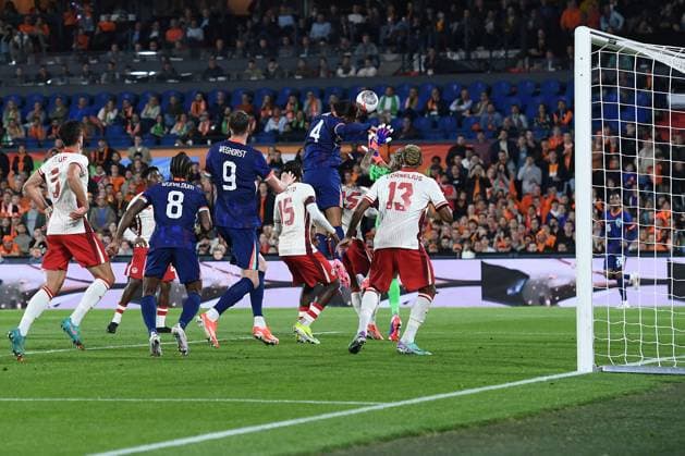 Fußball Länderspiel Niederlande - Kanada am 06.06.2024 im Feyenoord Stadium in Rotterdam Tor zum 4:0 durch Virgil van Dijk ( Niederlande )