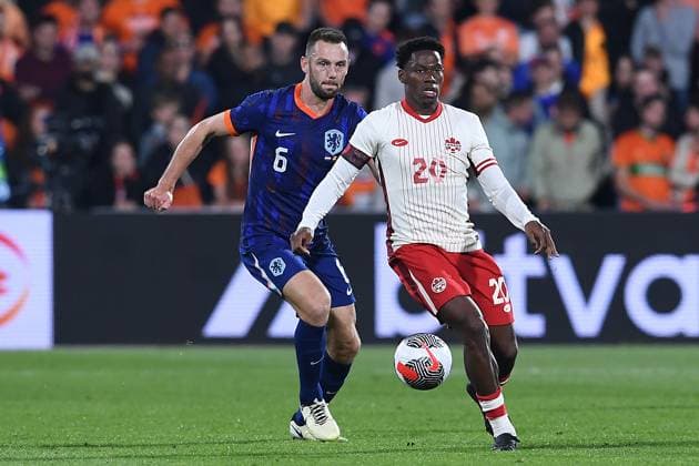 Fußball Länderspiel Niederlande - Kanada am 06.06.2024 im Feyenoord Stadium in Rotterdam Jonathan David ( Kanada ), vorne - Stefan de Vrij ( Niederlande ), hinten