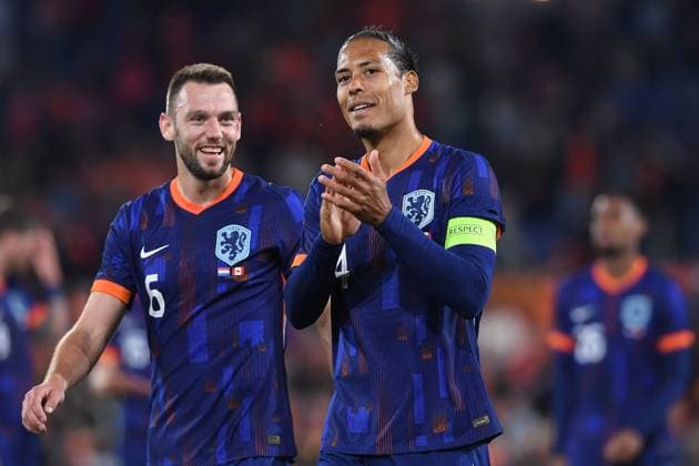 Fußball Länderspiel Niederlande - Kanada am 06.06.2024 im Feyenoord Stadium in Rotterdam Stefan de Vrij ( Niederlande ), links - Virgil van Dijk ( Niederlande ), rechts