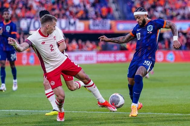 2024-06-06 Netherlands v Canada - Friendly International ROTTERDAM, NETHERLANDS - JUNE 6: Alistair Johnston of Canada battles for the ball with Memphis Depay of Netherlands during the Friendly international match, Länderspiel, Nationalmannschaft between Netherlands and Canada at Stadion Feijenoord de Kuip on June 6, 2024 in Rotterdam, Netherlands. (Photo by Andre Weening BSR Agency) Rotterdam Netherlands Content not available for redistribution in The Netherlands directly or indirectly through any third parties. Copyright: xBSRxAgencyx
