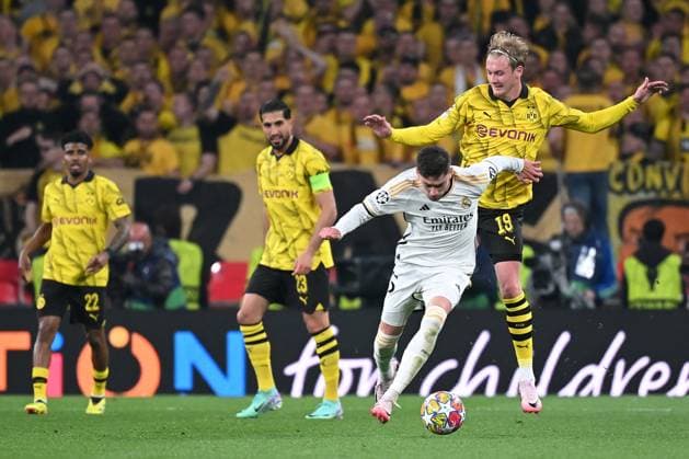 London, Wembley Stadium, 01.06.24, GER, Herren, UEFA Champions League, Finale, Saison 2023-2024, Borussia Dortmund - Real Madrid Bild: v.li. im Zweikampf FEDE VALVERDE (Real Madrid) und Julian BRANDT (Dortmund) Only for editorial use! UEFA regulations prohibit any use of photographs as image sequences and or quasi-video. England Großbritannien