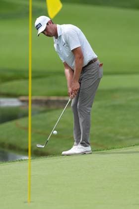 DUBLIN, OH - JUNE 06: Harris English chips onto the green of hole 14 during the first round of the Memorial Tournament presented by Workday on June 6, 2024 at Muirfield Village Golf Club in Dublin, Ohio. (Photo by Jason Mowry Icon Sportswire) GOLF: JUN 06 PGA, Golf Herren the Memorial Tournament presented by Workday EDITORIAL USE ONLY Icon240606076