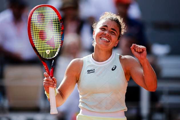 Jasmine Paolini of Italy celebrates after winning her match against Mirra Andreeva during the Women™s Single Semi Finals of 2024 French Open - Day 12 at Roland Garros on June 6, 2024 in Paris, France. (Photo by JustPictures) Paris Roland Garros France