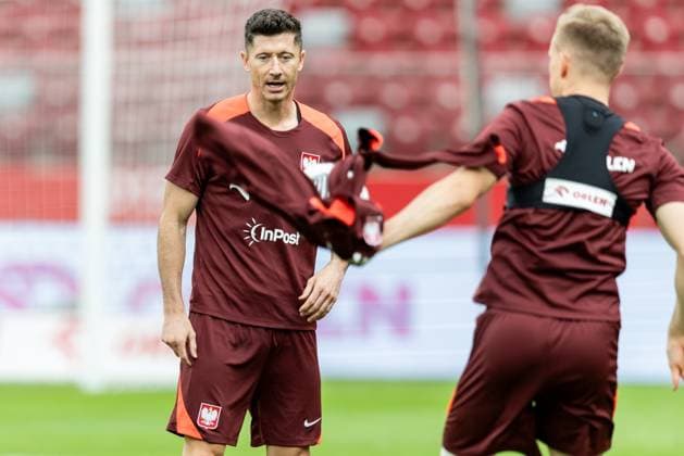 Team Poland Before Friendly Match Against Ukraine Robert Lewandowski is training with team Poland before the friendly match against Ukraine in Warsaw, Poland, on June 06, 2024. Warsaw Poland  Copyright: xFotoxOlimpikx originalFilename:jastrzebowski-teampola240606_npIXq.jpg