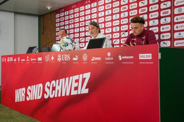St. Gallen, Schweiz: Pressekonferenz der Schweizer Nationalmannschaft mit Nati-Trainer Murat Yakin und Nationalspieler Ruben Vergas vor dem letzten Testspiel gegen Österreich. UEFA EURO, EM, Europameisterschaft,Fussball 2024, Fußball, Länderspiel, Medienkonferenz, PK, Kybunpark Copyright: xJoeranxSteinsiekx