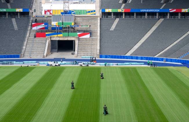 Fussball, Herren, Saison 2023 2024, vor der EM 2024 in Deutschland, Stadium Open Media Day im Berliner Olympiastadion, Greenkeeper bei der Rasenpflege, 07.06. 2024, Copyright: xMatthiasxKochx