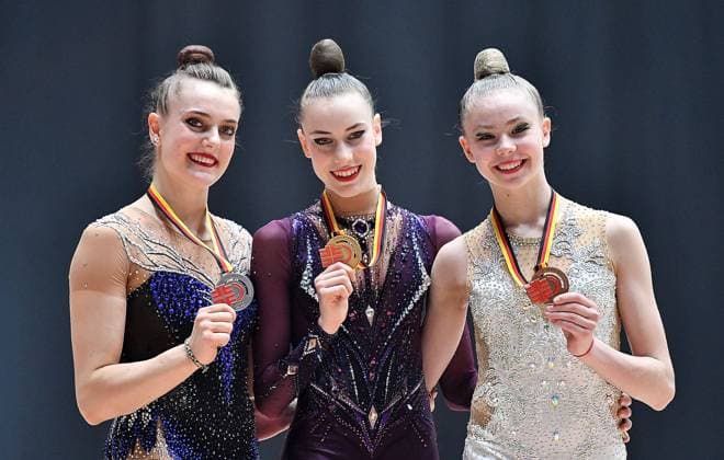 Bilder des Jahres 2024, Sport 06 Juni Sport Themen der Woche KW23 Sport Bilder des Tages 07.06.2024, xhbx, Turnen Deutsche Meisterschaften 2024 RSG, Rhythmische Sportgymnastik - Einzel Gerätefinals emspor, v.l. Margarita Kolosov (SC Potsdam), Darja Varfolomeev (TSV Schmiden 1902), Viktoria Steinfeld (TSV Schmiden 1902), Siegerehrung (DFL DFB REGULATIONS PROHIBIT ANY USE OF PHOTOGRAPHS as IMAGE SEQUENCES and or QUASI-VIDEO) Frankfurt am Main *** 07 06 2024, xhbx, Turnen Deutsche Meisterschaften 2024 RSG, Rhythmische Sportgymnastik Einzel Gerätefinals emspor, v l Margarita Kolosov SC Potsdam , Darja Varfolomeev TSV Schmiden 1902 , Viktoria Steinfeld TSV Schmiden 1902 , Siegerehrung DFL DFB REGULATIONS PROHIBIT ANY USE OF PHOTOGRAPHS as IMAGE SEQUENCES and or QUASI VIDEO Frankfurt am Main