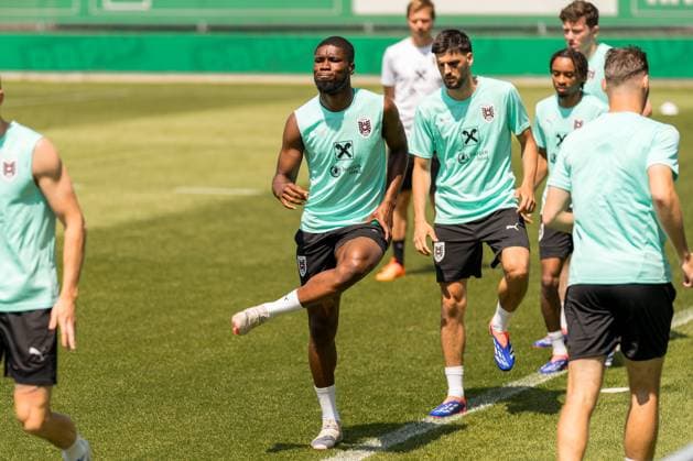 SOCCER - SUI vs AUT, test match VIENNA,AUSTRIA,07.JUN.24 - SOCCER - OEFB International Friendly, Länderspiel, Nationalmannschaft match, Switzerland vs Austria, preview, training Team AUT. Image shows Kevin Danso and Florian Grillitsch (AUT).  GEPAxpictures xJohannesxFriedl