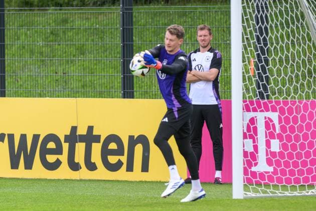 Fußball, Nationalmannschaft, 20240606, Abschlusstraining Deutschland - Griechenland. Im Bild Bundestrainer des DFB Julian NAGELSMANN beobachtet verfolgt Training Torhüter Vordergrund Alexander NÜBEL (VfB Stuttgart). Herzogenaurach Homeground Bayern Deutschland Copyright: Passion2Press MarkusxFischerx