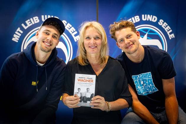 Basketball Berlin 06.06.2024 Saison 2023 2024 1. Bundesliga easyCredit BBL Playoffs Halbfinale Spiel 5 Alba Berlin - NINERS Chemnitz Autogrammstunde Beate Wagner, die Mutter von Franz Wagner (li.) und Moritz Wagner (re.) Sie hat ein Buch mit dem Titel Glanz in ihren Augen über ihre Söhne geschrieben