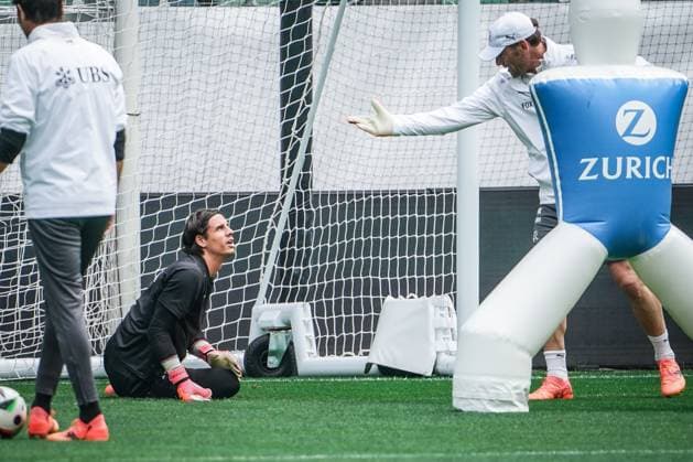 Sport Bilder des Tages Fussball - St. Gallen, Schweiz: Abschusstraining Nationalteam Schweiz. Training vor dem letzten Testspiel gegen Österreich im Kybunpark. SUI, AUT, Freundschaftsspiel, UEFA EURO, EM, Europameisterschaft,Fussball 2024, Nati Suisse: Torhüter Yann Sommer St. Gallen Kybunpark Schweiz Copyright: xJoeranxSteinsiekx