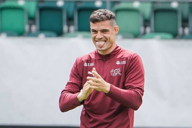 Fussball - St. Gallen, Schweiz: Abschusstraining Nationalteam Schweiz. Training vor dem letzten Testspiel gegen Österreich im Kybunpark. SUI, AUT, Freundschaftsspiel, UEFA EURO, EM, Europameisterschaft,Fussball 2024, Nati Suisse: Granit Xhaka mit ausgestreckter Zunge, Gestik, Mimik, Spass St. Gallen Kybunpark Schweiz Copyright: xJoeranxSteinsiekx