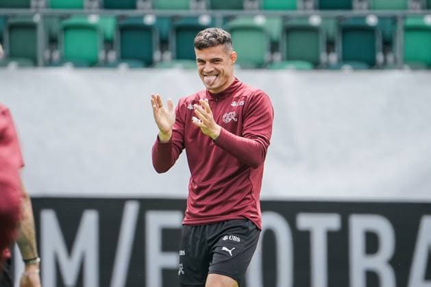 Fussball - St. Gallen, Schweiz: Abschusstraining Nationalteam Schweiz. Training vor dem letzten Testspiel gegen Österreich im Kybunpark. SUI, AUT, Freundschaftsspiel, UEFA EURO, EM, Europameisterschaft,Fussball 2024, Nati Suisse: Granit Xhaka mit ausgestreckter Zunge, Gestik, Mimik, Spass St. Gallen Kybunpark Schweiz Copyright: xJoeranxSteinsiekx
