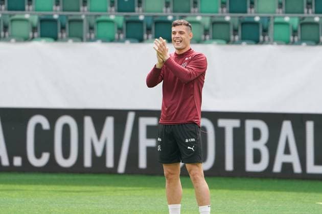 Fussball - St. Gallen, Schweiz: Abschusstraining Nationalteam Schweiz. Training vor dem letzten Testspiel gegen Österreich im Kybunpark. SUI, AUT, Freundschaftsspiel, UEFA EURO, EM, Europameisterschaft,Fussball 2024, Nati Suisse: Granit Xhaka mit ausgestreckter Zunge, Gestik, Mimik, Spass St. Gallen Kybunpark Schweiz Copyright: xJoeranxSteinsiekx