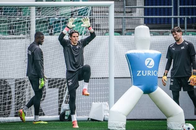 Fussball - St. Gallen, Schweiz: Abschusstraining Nationalteam Schweiz. Training vor dem letzten Testspiel gegen Österreich im Kybunpark. SUI, AUT, Freundschaftsspiel, UEFA EURO, EM, Europameisterschaft,Fussball 2024, Nati Suisse: Torhüter Yann Sommer mit Yvon Landry Mvogo Nganoma und Gregor Kobel St. Gallen Kybunpark Schweiz Copyright: xJoeranxSteinsiekx