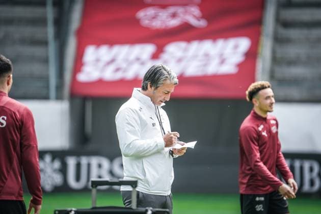 Fussball - St. Gallen, Schweiz: Abschusstraining Nationalteam Schweiz. Training vor dem letzten Testspiel gegen Österreich im Kybunpark. SUI, AUT, Freundschaftsspiel, UEFA EURO, EM, Europameisterschaft,Fussball 2024, Nati Suisse: Nationaltrainer Murat Yakin schreibt, studiert, liest, nachdenklich, beobachtend auf dem Spielfeld St. Gallen Kybunpark Schweiz Copyright: xJoeranxSteinsiekx