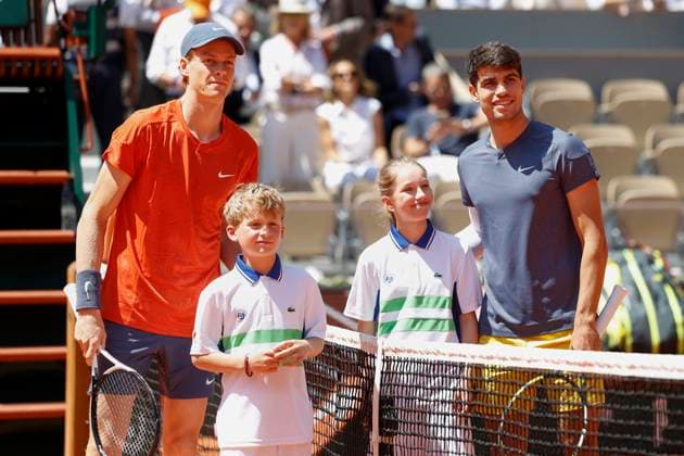 L-R.Jannik Sinner und Carlos Alcaraz posen am Netz vor Spielbeginn, Halbfinale, Semi Final Tennis - French Open 2024 - Roland Garros - Paris - - France - 7 June 2024. Copyright: xJuergenxHasenkopfx