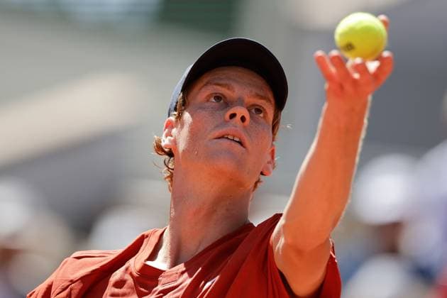 07.06.2024, Tennis, French Open 2024 Roland-Garros, FRA, Paris, Men™s Singles Court Philippe-Chatrier SEMIFINALS Carlos Alcaraz (Spain) - Jannik Sinner (Italy) Bild: v. li., Jannik Sinner (Italy) macht einen Aufschlag. Copyright: HMBxMedia AntonioxBorga