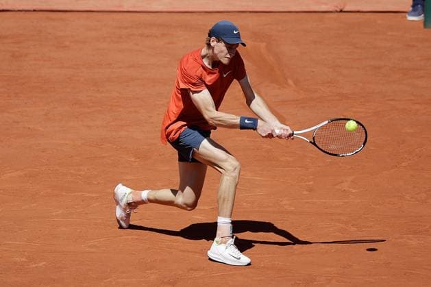 07.06.2024, Tennis, French Open 2024 Roland-Garros, FRA, Paris, Men™s Singles Court Philippe-Chatrier SEMIFINALS Carlos Alcaraz (Spain) - Jannik Sinner (Italy) Bild: v. li., Jannik Sinner (Italy) spielt eine Rückhand. Copyright: HMBxMedia AntonioxBorga