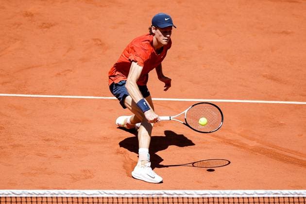 07.06.2024, Tennis, French Open 2024 Roland-Garros, FRA, Paris, Men™s Singles Court Philippe-Chatrier SEMIFINALS Carlos Alcaraz (Spain) - Jannik Sinner (Italy) Bild: v. li., Jannik Sinner (Italy) spielt eine Rückhand. Copyright: HMBxMedia AntonioxBorga