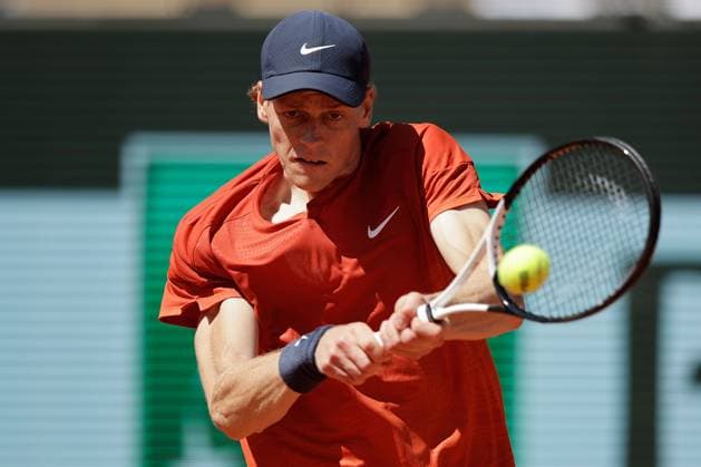 07.06.2024, Tennis, French Open 2024 Roland-Garros, FRA, Paris, Men™s Singles Court Philippe-Chatrier SEMIFINALS Carlos Alcaraz (Spain) - Jannik Sinner (Italy) Bild: v. li., Jannik Sinner (Italy) spielt eine Rückhand. Copyright: HMBxMedia AntonioxBorga