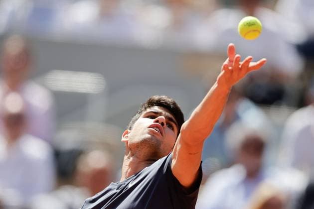07.06.2024, Tennis, French Open 2024 Roland-Garros, FRA, Paris, Men™s Singles Court Philippe-Chatrier SEMIFINALS Carlos Alcaraz (Spain) - Jannik Sinner (Italy) Bild: v. li., Carlos Alcaraz (Spain) macht einen Aufschlag. Copyright: HMBxMedia AntonioxBorga