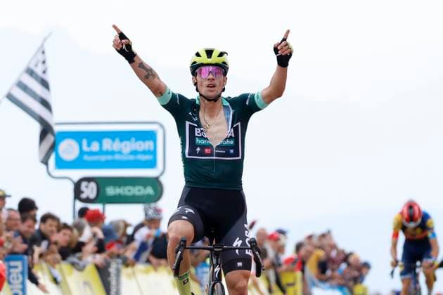 Sport Themen der Woche KW23 Sport Bilder des Tages Criterium du Dauphine 2024 - stage 6 ALLEVARD, FRANCE - JUNE 07 : Roglic Primoz (SVN) of BORA - hansgrohe wins during stage 6 of the 76th edition of the Criterium du Dauphine 2024 cycling race with start in Hauterives and finish after 173,2 km in Le Collet d Allevard on June 7, 2024 in Allevard, France, 07 06 2024 Allevard France  Copyright: xJanxDexMeuleneirx
