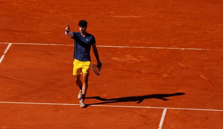 Carlos Alcaraz points out a medical incident in the crowd which briefly delayed play French Open Tennis, Day 13, Tennis, Roland Garros, Paris, France - 07 June 2024  Copyright: xJavierxGarcia Shutterstockx 14523806au