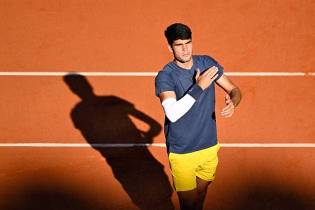 Carlos Alcaraz ( Espagne ) celebrates his match victory against Jannik Sinner ( ITA ) during the 2024 French Open at Roland Garros on June 7, 2024 in Paris, France. ( Photo by federico pestellini panoramic ) - TENNIS : Roland Garros 2024 - Internationaux de France - 07 06 2024 FedericoPestellini Panoramic 
