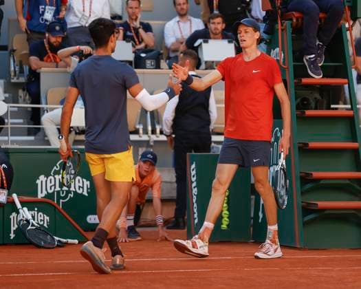 Jannik Sinner (ITA) gratuliert dem Sieger Carlos Alcaraz (ESP), Emotion, Halbfinale, Semi Final Tennis - French Open 2024 - Roland Garros - Paris - - France - 7 June 2024. Copyright: xJuergenxHasenkopfx