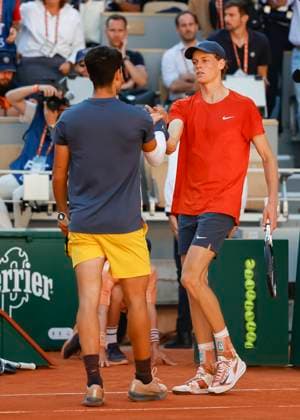 Jannik Sinner (ITA) gratuliert dem Sieger Carlos Alcaraz (ESP), Emotion, Halbfinale, Semi Final Tennis - French Open 2024 - Roland Garros - Paris - - France - 7 June 2024. Copyright: xJuergenxHasenkopfx