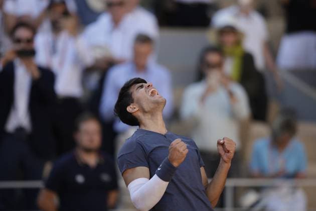 07.06.2024, Tennis, French Open 2024 Roland-Garros, FRA, Paris, Men™s Singles Court Philippe-Chatrier SEMIFINALS Carlos Alcaraz (Spain) - Jannik Sinner (Italy) Bild: v. li., Carlos Alcaraz (Spain) jubelt nach dem Sieg, bedankt sich bei den Fans, bedanken, Dank. Copyright: HMBxMedia AntonioxBorga