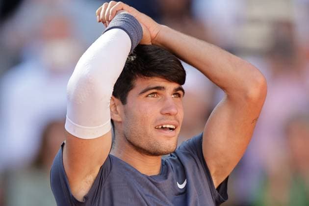 07.06.2024, Tennis, French Open 2024 Roland-Garros, FRA, Paris, Men™s Singles Court Philippe-Chatrier SEMIFINALS Carlos Alcaraz (Spain) - Jannik Sinner (Italy) Bild: v. li., Carlos Alcaraz (Spain) jubelt nach dem Sieg, bedankt sich bei den Fans, bedanken, Dank. Copyright: HMBxMedia AntonioxBorga