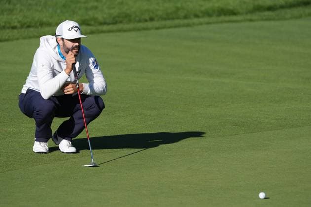 DUBLIN, OH - JUNE 07: Adam Hadwin lines up his putt on the green of hole one during the second round of the Memorial Tournament presented by Workday on June 7, 2024 at Muirfield Village Golf Club in Dublin, Ohio.(Photo by Jason Mowry Icon Sportswire) GOLF: JUN 07 PGA, Golf Herren the Memorial Tournament presented by Workday EDITORIAL USE ONLY Icon240607002