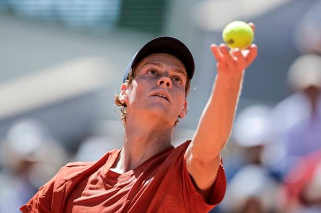 Sport Bilder des Tages Jannik Sinner of Italy serves the ball against Carlos Alcaraz of Spain during the Men™s Singles Semi Finals of 2024 French Open - Day 13 at Roland Garros on June 7, 2024 in Paris, France. (Photo by JustPictures) Paris Roland Garros France