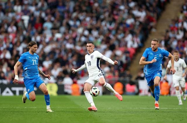 Phil Foden of England Phil Foden of England goes betwen Arnor Ingvi Traustason (21) and Sverrir Ingason (5) of Iceland England v Iceland, International Friendly, Länderspiel, Nationalmannschaft Wembley Stadium, London, UK - 07 06 2024  Copyright: xMattxImpey Shutterstockx 14528702j