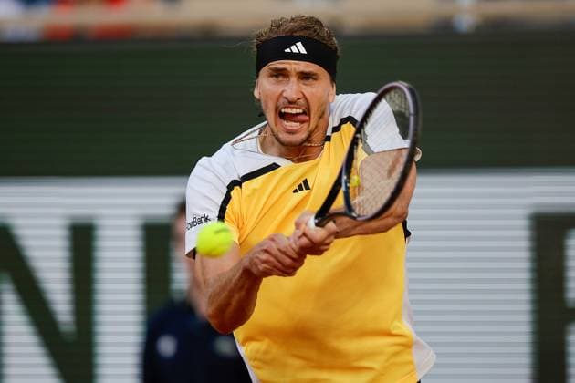 07.06.2024, Tennis, French Open 2024 Roland-Garros, FRA, Paris, Men™s Singles Court Philippe-Chatrier - SEMIFINALS Casper Ruud (Norway) - Alexander Zverev (Germany) Bild: v. li., Alexander Zverev (Germany) spielt eine Rückhand. Copyright: HMBxMedia AntonioxBorga