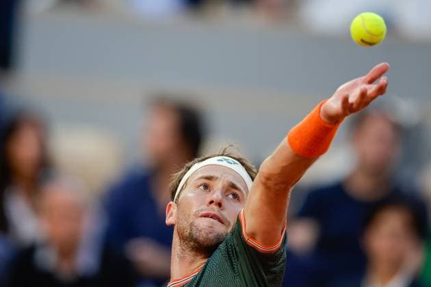 07.06.2024, Tennis, French Open 2024 Roland-Garros, FRA, Paris, Men™s Singles Court Philippe-Chatrier - SEMIFINALS Casper Ruud (Norway) - Alexander Zverev (Germany) Bild: v. li., Casper Ruud (Norway) macht einen Aufschlag. Copyright: HMBxMedia AntonioxBorga