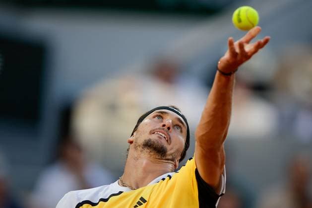 07.06.2024, Tennis, French Open 2024 Roland-Garros, FRA, Paris, Men™s Singles Court Philippe-Chatrier - SEMIFINALS Casper Ruud (Norway) - Alexander Zverev (Germany) Bild: v. li., Alexander Zverev (Germany) macht einen Aufschlag. Copyright: HMBxMedia AntonioxBorga