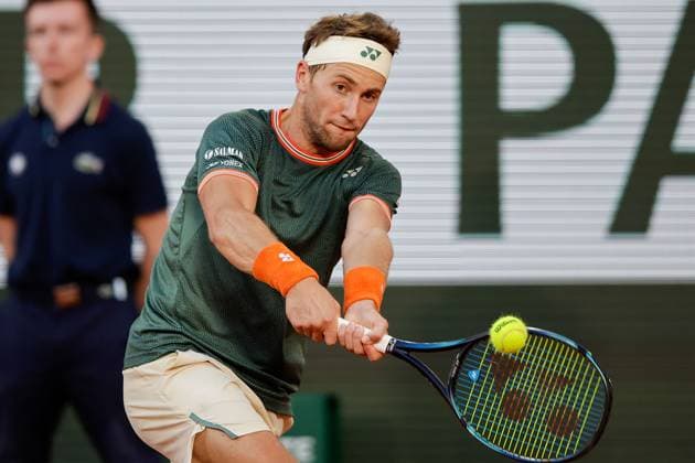 07.06.2024, Tennis, French Open 2024 Roland-Garros, FRA, Paris, Men™s Singles Court Philippe-Chatrier - SEMIFINALS Casper Ruud (Norway) - Alexander Zverev (Germany) Bild: v. li., Casper Ruud (Norway) spielt eine Rückhand. Copyright: HMBxMedia AntonioxBorga
