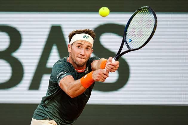 07.06.2024, Tennis, French Open 2024 Roland-Garros, FRA, Paris, Men™s Singles Court Philippe-Chatrier - SEMIFINALS Casper Ruud (Norway) - Alexander Zverev (Germany) Bild: v. li., Casper Ruud (Norway) spielt eine Rückhand. Copyright: HMBxMedia AntonioxBorga