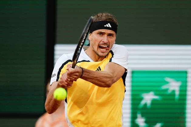 07.06.2024, Tennis, French Open 2024 Roland-Garros, FRA, Paris, Men™s Singles Court Philippe-Chatrier - SEMIFINALS Casper Ruud (Norway) - Alexander Zverev (Germany) Bild: v. li., Alexander Zverev (Germany) spielt eine Rückhand. Copyright: HMBxMedia AntonioxBorga