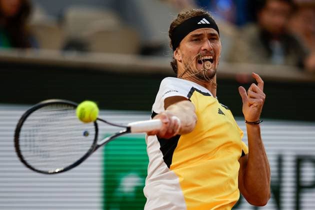 07.06.2024, Tennis, French Open 2024 Roland-Garros, FRA, Paris, Men™s Singles Court Philippe-Chatrier - SEMIFINALS Casper Ruud (Norway) - Alexander Zverev (Germany) Bild: v. li., Alexander Zverev (Germany) spielt eine Vorhand. Copyright: HMBxMedia AntonioxBorga