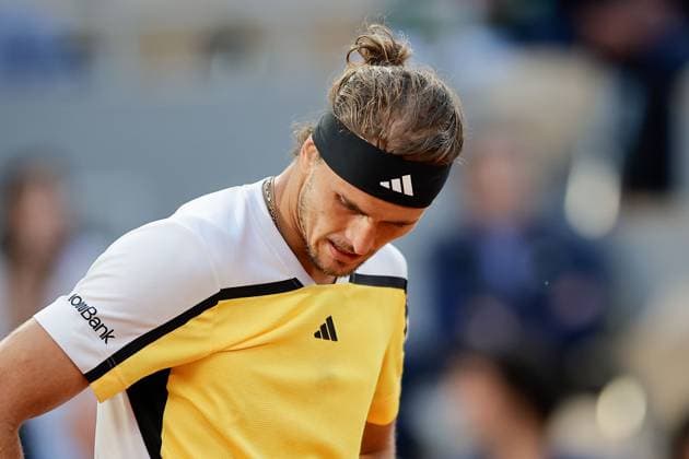 07.06.2024, Tennis, French Open 2024 Roland-Garros, FRA, Paris, Men™s Singles Court Philippe-Chatrier - SEMIFINALS Casper Ruud (Norway) - Alexander Zverev (Germany) Bild: v. li., Alexander Zverev (Germany) enttaeuscht, enttaeuscht schauend, dissapointed, traurig, frustiert, frust, gefrustet Copyright: HMBxMedia AntonioxBorga