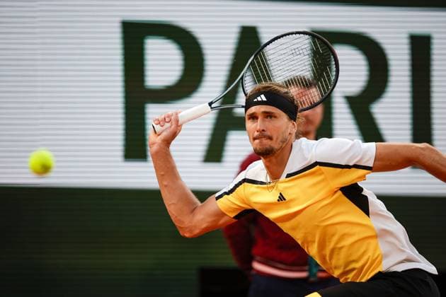 Sport Themen der Woche KW23 Sport Bilder des Tages 07.06.2024, Tennis, French Open 2024 Roland-Garros, FRA, Paris, Men™s Singles Court Philippe-Chatrier - SEMIFINALS Casper Ruud (Norway) - Alexander Zverev (Germany) Bild: v. li., Alexander Zverev (Germany) spielt eine Vorhand. *** 07 06 2024, Tennis, French Open 2024 Roland Garros, FRA, Paris, Men™s Singles Court Philippe Chatrier SEMIFINALS Casper Ruud Norway Alexander Zverev Germany Picture from left , Alexander Zverev Germany plays a forehand Copyright: HMBxMedia AntonioxBorga