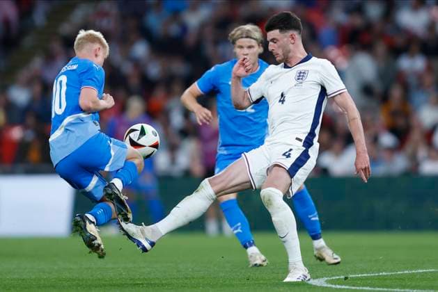 England v Iceland - International Friendly, Länderspiel, Nationalmannschaft Hakon Arnar Haraldsson of Iceland and Declan Rice of England challenge during the international friendly match between England and Iceland at Wembley Stadium on June 7, 2024 in London, England. London Wembley Stadium England United Kingdom Copyright: xNigelxFrench Sportsphoto APLx 14040204