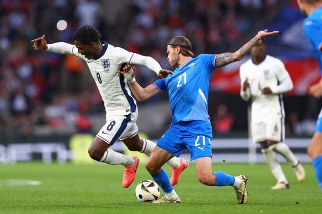 England v Iceland 07 June 2024, London - International Friendly, Länderspiel, Nationalmannschaft Football - England v Iceland - Kobbie Mainoo of England is dispossessed by Arnor Ingvi Traustason of Iceland - Photo: Jacques Feeney Offside. London UK Copyright: xJacquesxFeeneyx xOffsidexOffside
